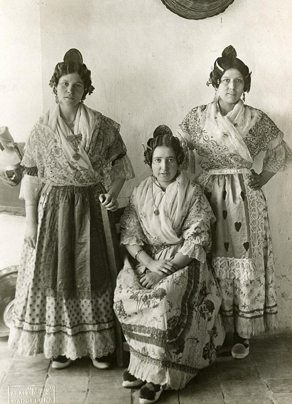 Arxiu Mas, Valencian Women, silver gelatin print, 1917.